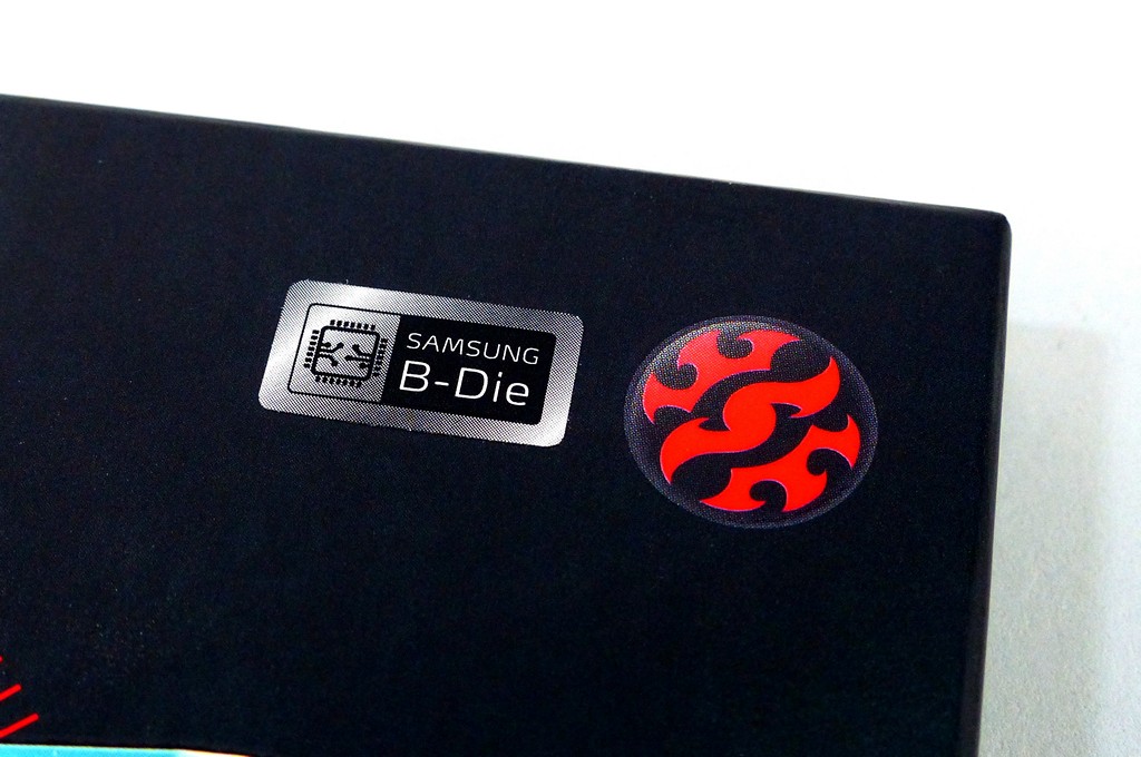 ▲ SPECTRIX D60G外盒直接貼上Samsung B-die金屬標籤,讓玩家一眼即可挑選超頻性較佳的顆粒版本。