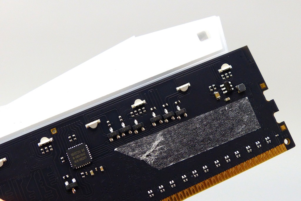 ▲ 這款SPECTRIX D60G RGB LED封裝,分別採用向上投射與向下投射2種方向,藉此最大化發光面積與維持均勻亮度。