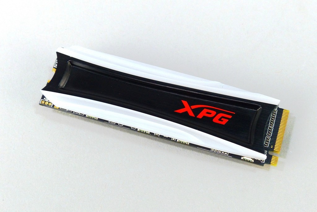 ▲ SPECTRIX S40G採用M.2 2280規格,因為加裝導光機構,厚度來到8mm,但絕大多數主機板PCIe插槽下方均有安裝空間餘裕。