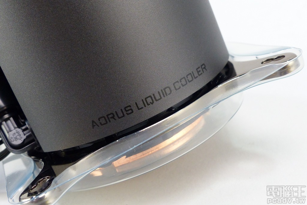 ▲ 水冷頭外殼一隅印製「AORUS LIQUID COOLER」字樣。