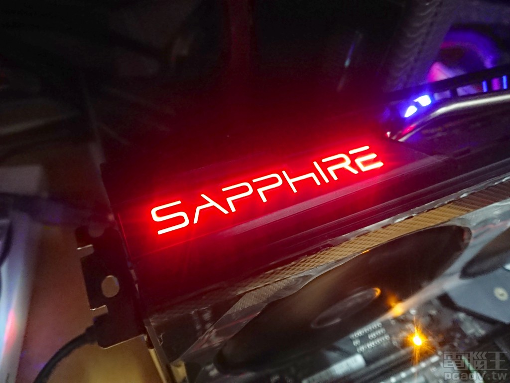 PULSE RX 5600 XT 6G GDDR6 顯示卡側邊 SAPPHIRE 字樣紅光 LED 效果示意。