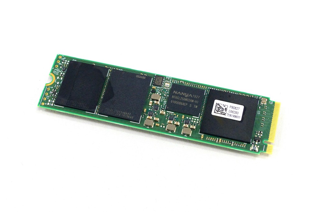 卸除M9P(Y) Plus的散熱片與AIC轉接卡，內部其實是M.2 2280 NVMe SSD，零售版為M9P(GN) Plus。