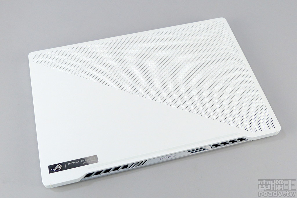 測試的 ROG Zephyrus G14 細部型號為 GA401IV，處理器和顯示卡分別為 Ryzen 9 4900HS 和 GeForce RTX 2060 Max-Q，但 A 面上蓋沒有配備 AniMe Matrix。