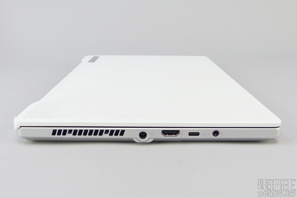 左側提供 1 個 HDMI 2.0b、1 個支援 Power Delivery 輸入、DisplayPort 輸出的 USB 3.2 Gen 2 Type-C 插槽，以及 1 個 Stereo/Mic 3.5mm 音效孔，變壓器插座輸入孔也為於此處。