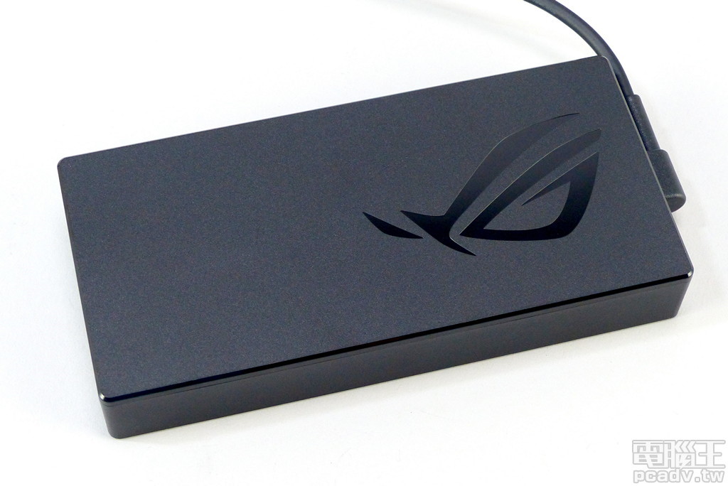 機身左側 Type-C 最高僅能輸入 20V/3.25A，附屬 ROG 20V/9A/180W 變壓器可以完全釋放 ROG Zephyrus G14 效能表現。