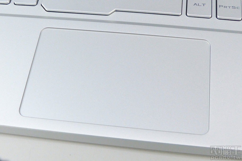 觸控板尺寸約為 104.5 x 61.5（mm），支援  Microsoft Windows Precision 驅動程式。