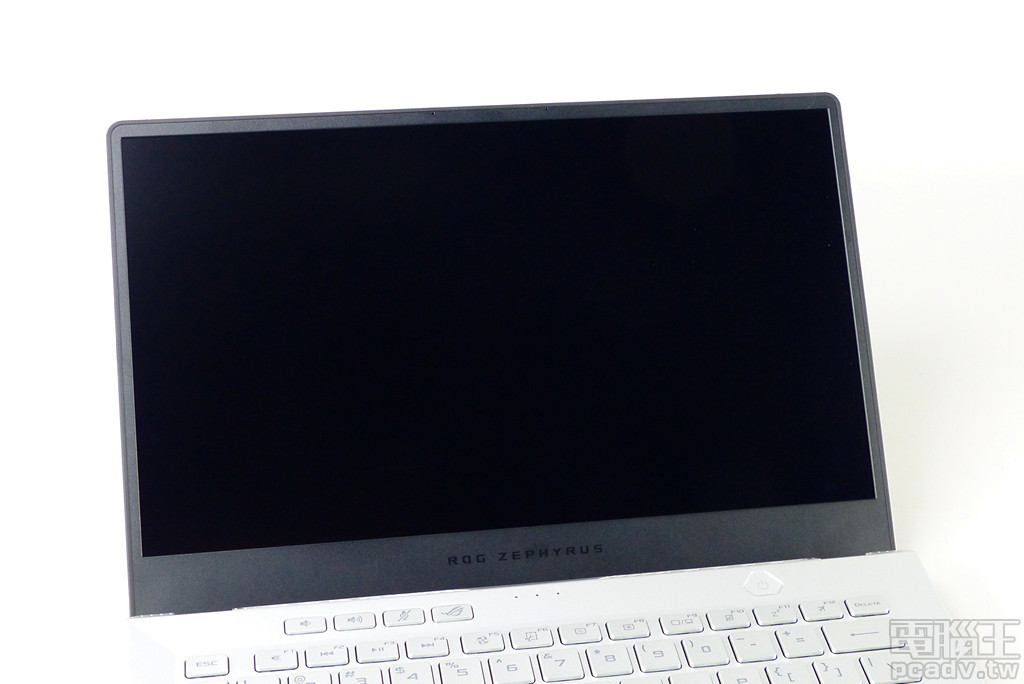 本次測試的 ROG Zephyrus G14 GA401IV 配備 Panda LM140LF-1F01 面板，解析度 1920 x 1080、支援 Adaptive Sync 48Hz～120Hz，實測最高亮度和最大對比分別為 447.34nits 和 1278：1，色溫約為 6453K（0.3140, 0.3263）。