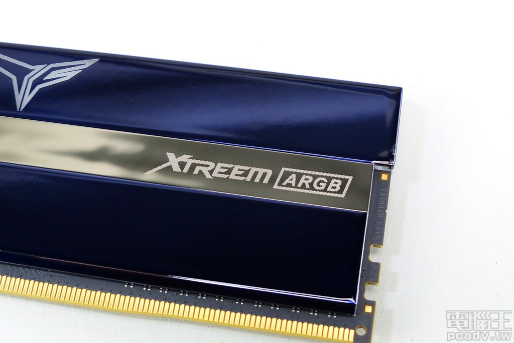 中央銀色色帶右側規劃 XTREEM ARGB 字樣。