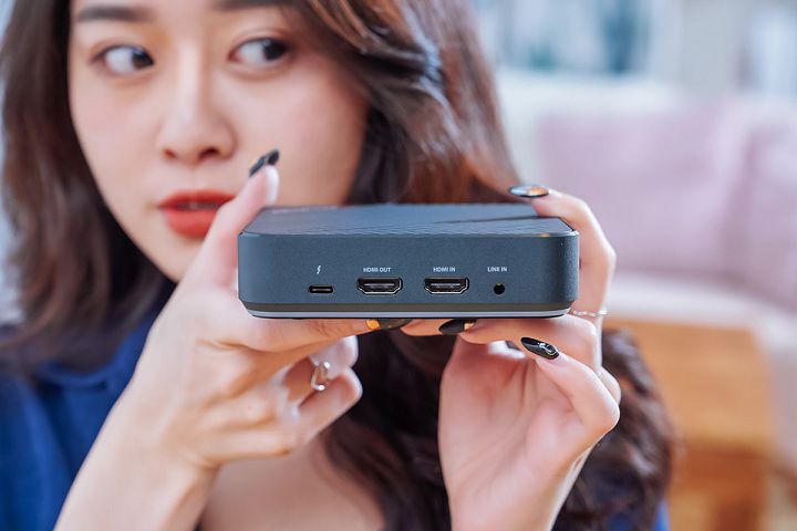 傳輸介面則包含 Thunderbolt 3，HDMI 一進一出，還有一組用以連接麥克風的音源輸入孔。