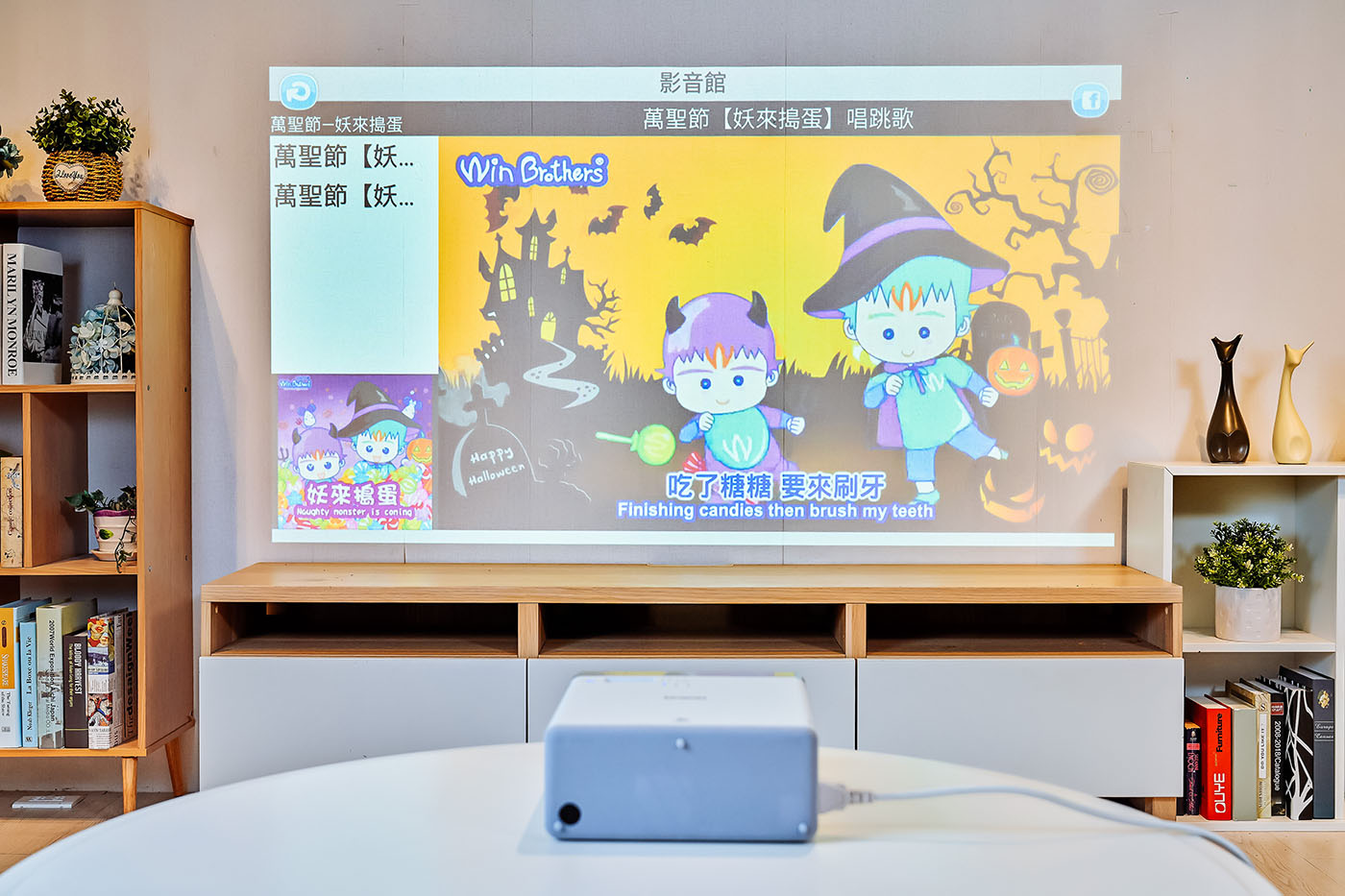 Don't forget entertainment for epidemic prevention, Epson EF-100WATV enjoys watching movies with parents and children, with clear pictures, healthy and eye-protecting