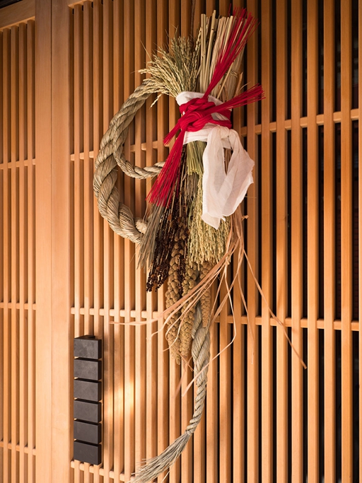 挂门松、稻草绳是日本传统的新年仪式，现今日本依然可见。资料来源：iSock