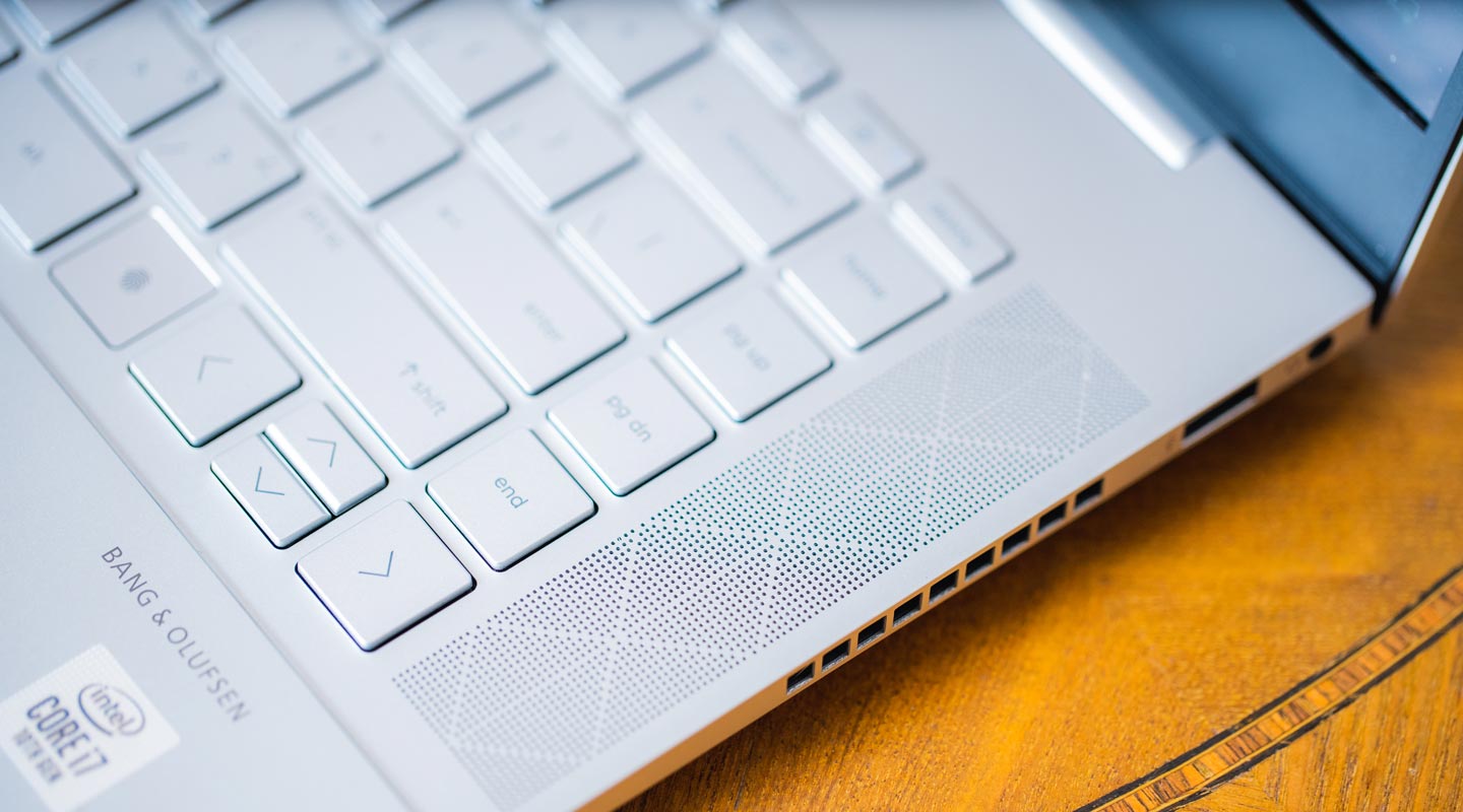 鍵盤的左右兩側都配置了幾何造型設計的揚聲器孔,而揚聲器也是丹麥知名音響大廠 Bang & Olufsen 所調校,不僅音量飽滿,發聲也更為純淨。