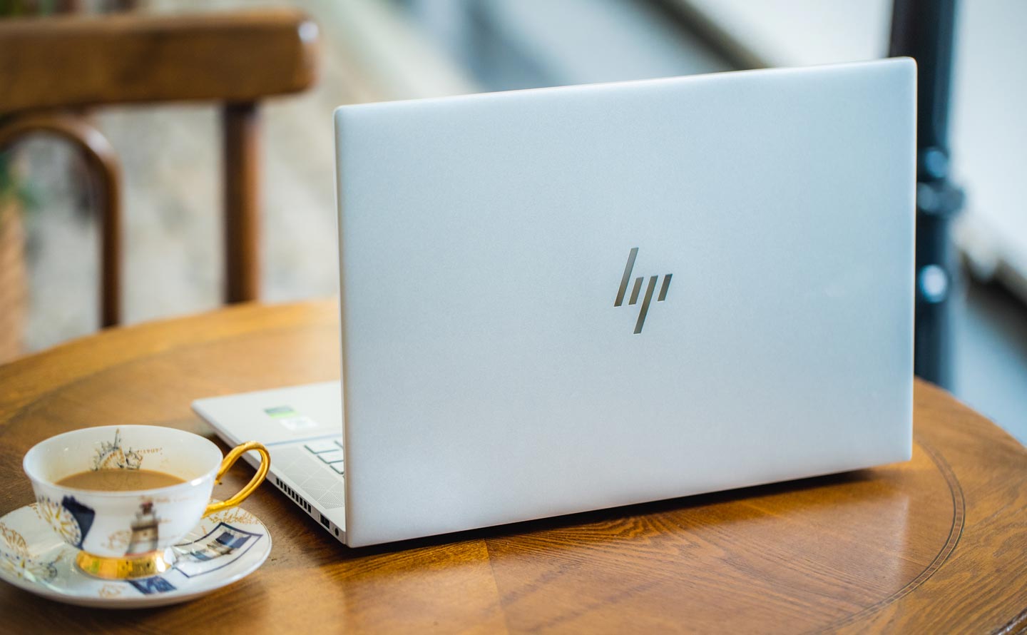 HP ENY 15 擁有極為優異的外觀質感,簡約中藏不住的奢華感,相信更能符合創作者一族的品味。