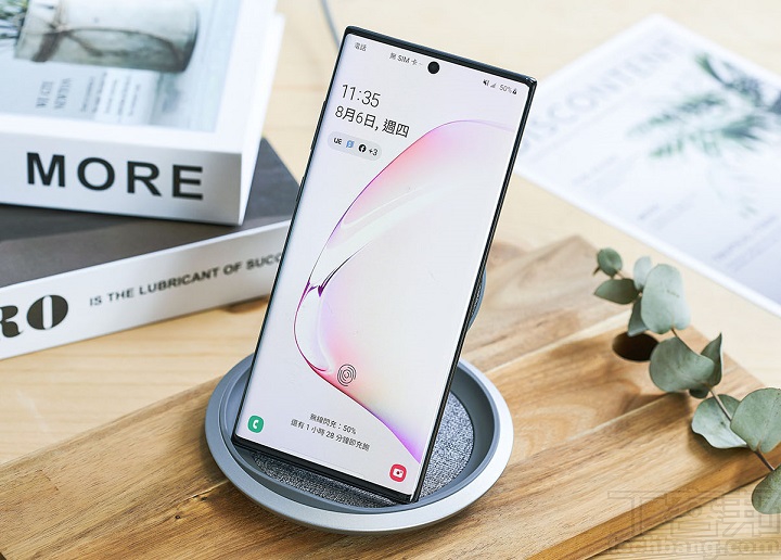 Samsung 的 9W 無線閃充也能支援，在充電時螢幕下方會標示無線閃充。