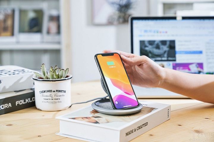由於 Moshi Lounge Q 符合 Qi-EPP 高階認證，具備 15W 輸出功率，也支援 Apple 的 7.5W 無線快充，充電效率甚至比 5W的有線充電快一些，要用來做為平時主要的充電裝置，不成問題。