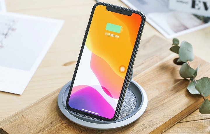 Moshi Lounge Q 可同時支援 PD 與 QC 快充規格，也就支援 Apple 的 7.5W 無線快充。