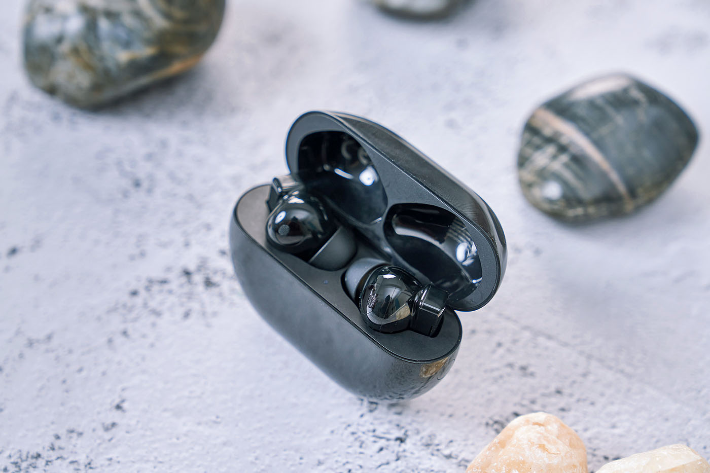 打開充電盒外蓋後，可以看到內部放置的FreeBuds Pro 耳機本體，而盒內凹槽形狀能與耳機外型緊密貼合，做工精緻。
