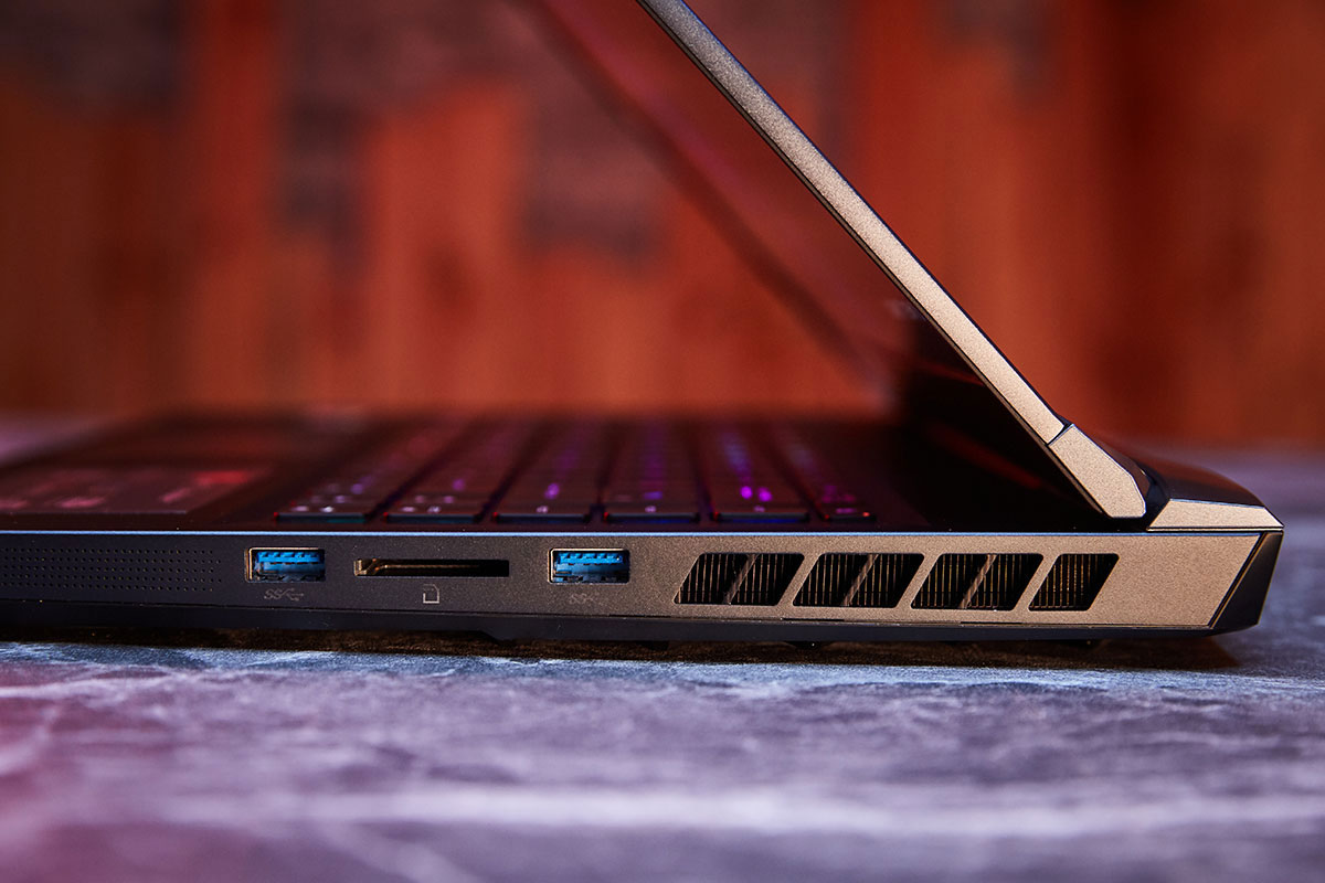 在機身右側可以看到兩組 USB 3.2 Gen1 A 埠與一組 SD 多合一讀卡機。