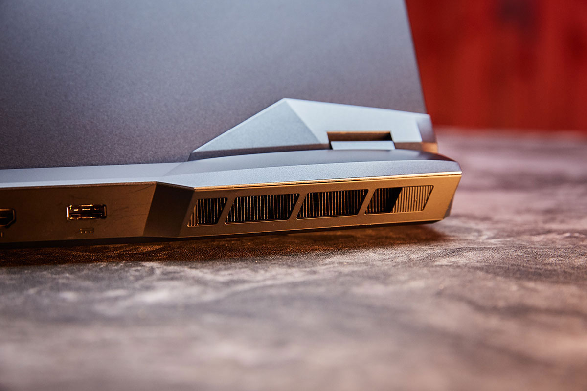 MSI GE66 的散熱出風口也設置在機身後側的兩端,當筆電全速運轉時,熱風排出時比較不會影響到使用者,而且出風格也以多層柵欄式設計來避免灰塵或異物進入。