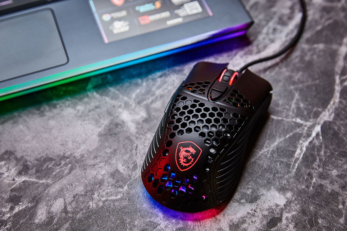 值得一提的是,此次 MSI GE66 也隨附了 MSI 原廠全新設計的電競滑鼠,除了有著與筆電相同的蜂巢式網格設計,機身局部開孔搭配 RGB 燈光也有極為出色的視覺效果。