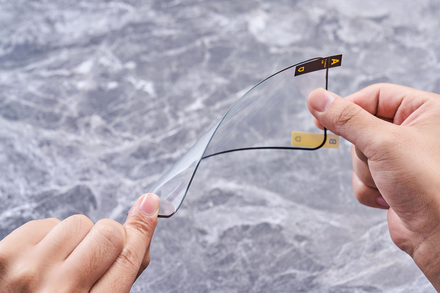 相較於市面上常見的玻璃保護貼，犀牛盾的「3D 壯撞貼」採用軟質的獨家材質，因此能做到可以像這樣大角度扭曲的堅韌度。