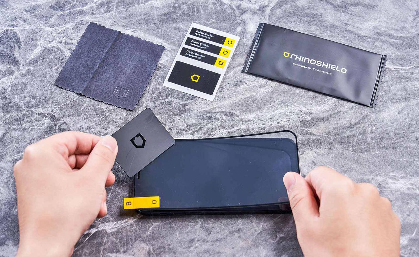 3D 壯撞貼的安裝也非常簡單，與一般的玻璃保護貼大同小異，盒裝內也有完整的安裝輔助工具，包括清潔溼巾、超細纖維擦拭布、除塵貼與去除去氣泡的刮板。