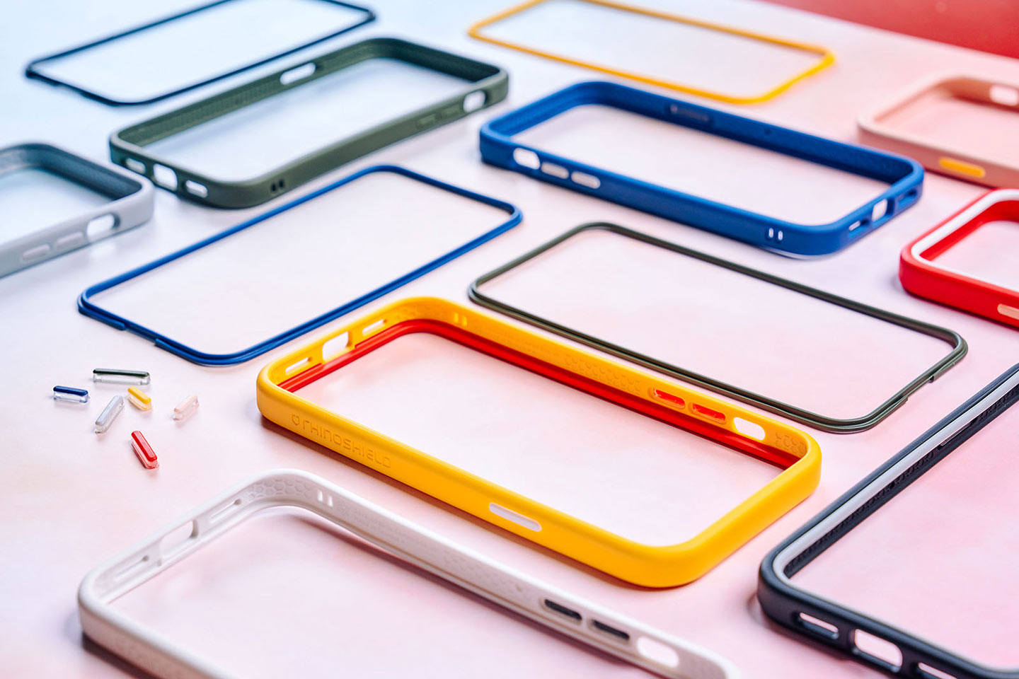 對於想要追求多樣變化、營造獨特個人風格的使用者來說，犀牛盾的 Mod NX 毫無疑問是 iPhone 12 系列保護殼的首選！光是不同顏色的外框、飾條與按鍵搭配，就能創造出超過 3000 種的色彩組合！