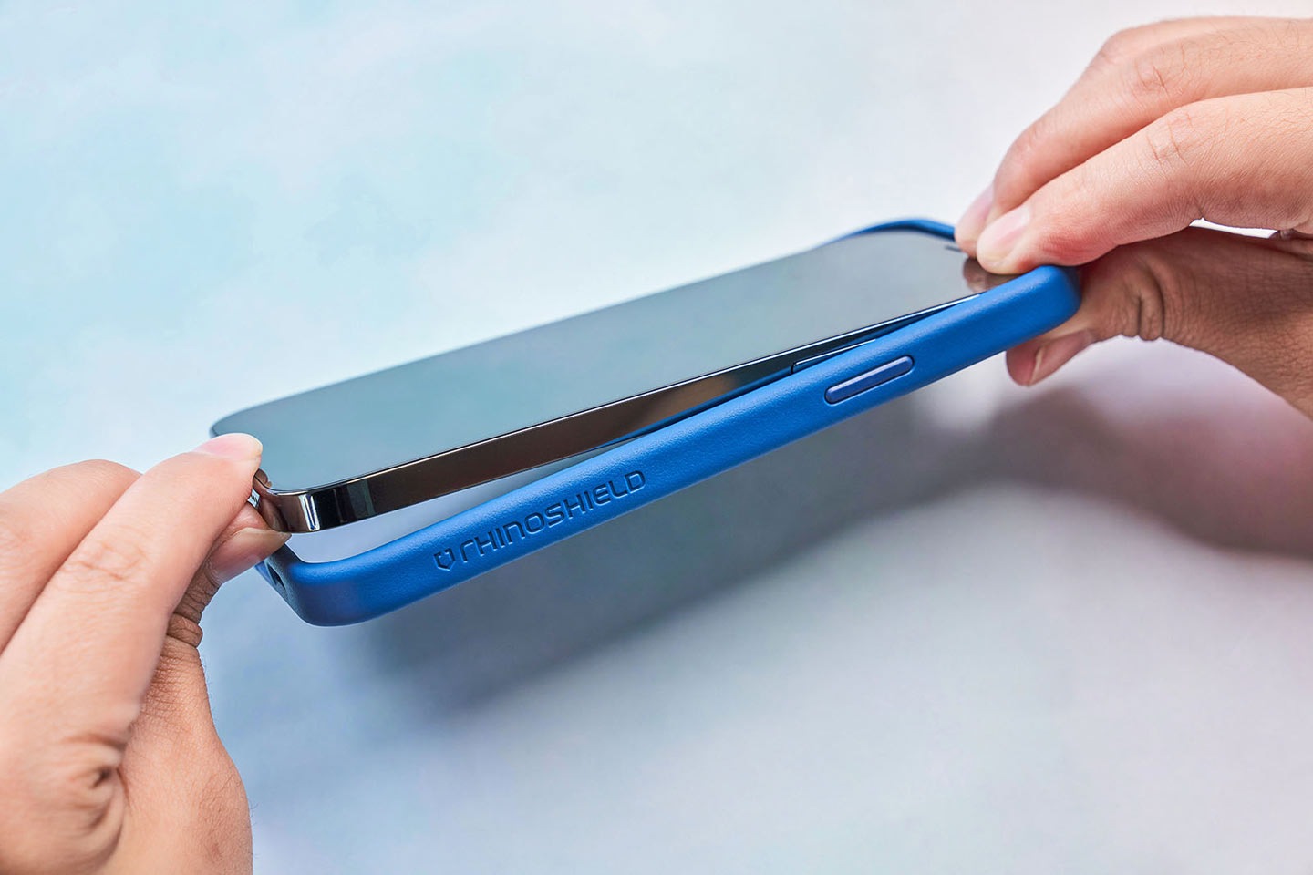 Mod NX 也可以非常輕鬆地讓 iPhone12 快速穿脫，也不用擔心會刮傷手機哦！