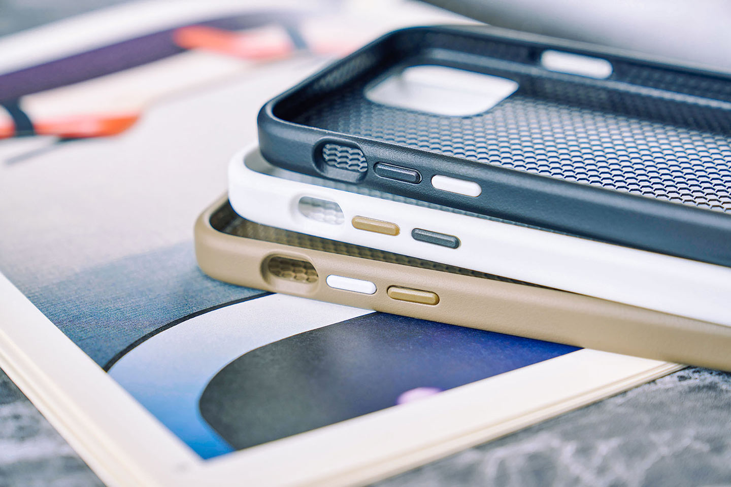 一體成型的 SolidSuit 是目前市面上最輕薄的防摔手機殼，厚度可做到小於 0.3 公分，重量更是僅有 30g。