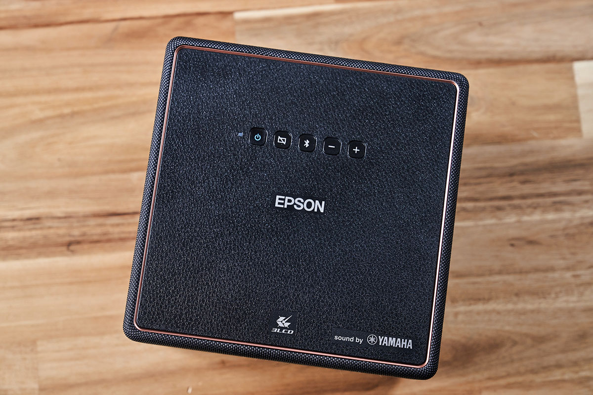 史上最小3LCD 劇院投影機Epson EF-12，隨處可攜可投超便捷，同場加映：EF-11