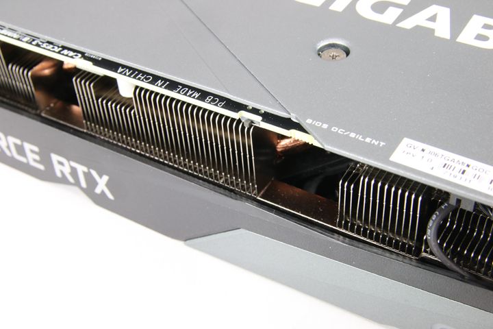 技嘉科技GeForce RTX 3060 Ti GAMING OC PRO 8G顯示卡具有「雙BIOS」設計，因此，玩家們可以透過頂部的切換開關來選用「OC Mode（預設）」或「SILENT MODE」後，重新開機讓顯示卡的散熱風扇以主動、全速（OC Mode），或被動、低速（SILENT MODE）的運作狀態來進行散熱。