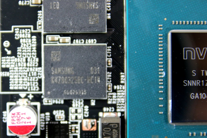 在 GA104-200 繪圖晶片旁邊圍繞的三星 K4Z80325BC-HC14 GDDR6 記憶體顆粒，單顆容量為8Gbit（1 GB），總共有 8 顆，因此，顯示卡的記憶體容量為 8 GB。