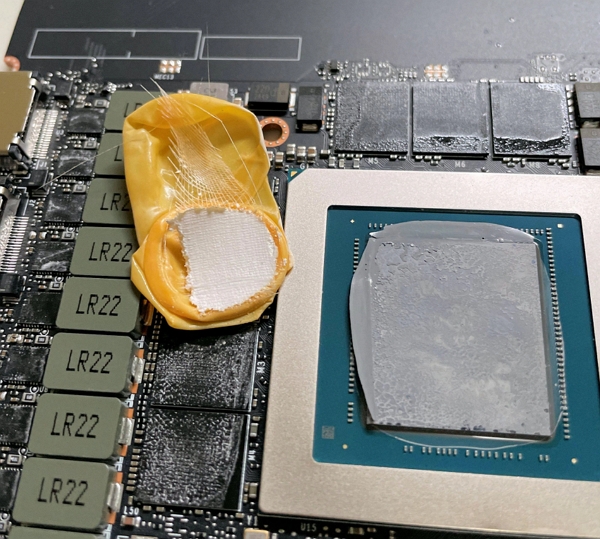 他買了RTX 3090創始版顯卡跑遊戲溫度高達110度，拆開竟發現一個絕緣指