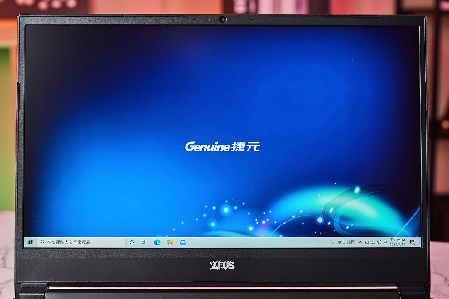 Genuine 捷元 ZEUS 15H 的螢幕採用 Full HD 解析度的 IPS 等級面板，並支援 144 Hz 更新率的電競級面板，在運行遊戲時能有更為流暢的視覺效果。