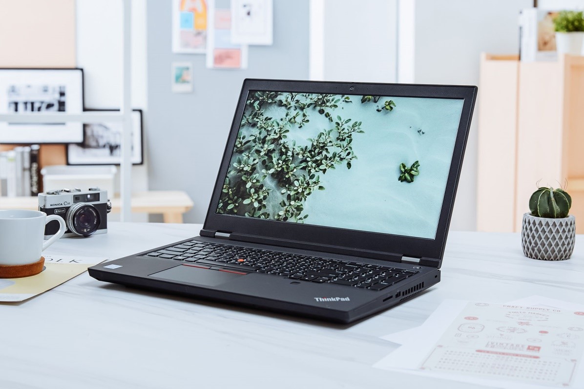 T15g Gen2 是一款 15.6 吋的行動工作站等級筆電，外觀設計大致與一代相同，但內在的規格卻有著大幅度升級。