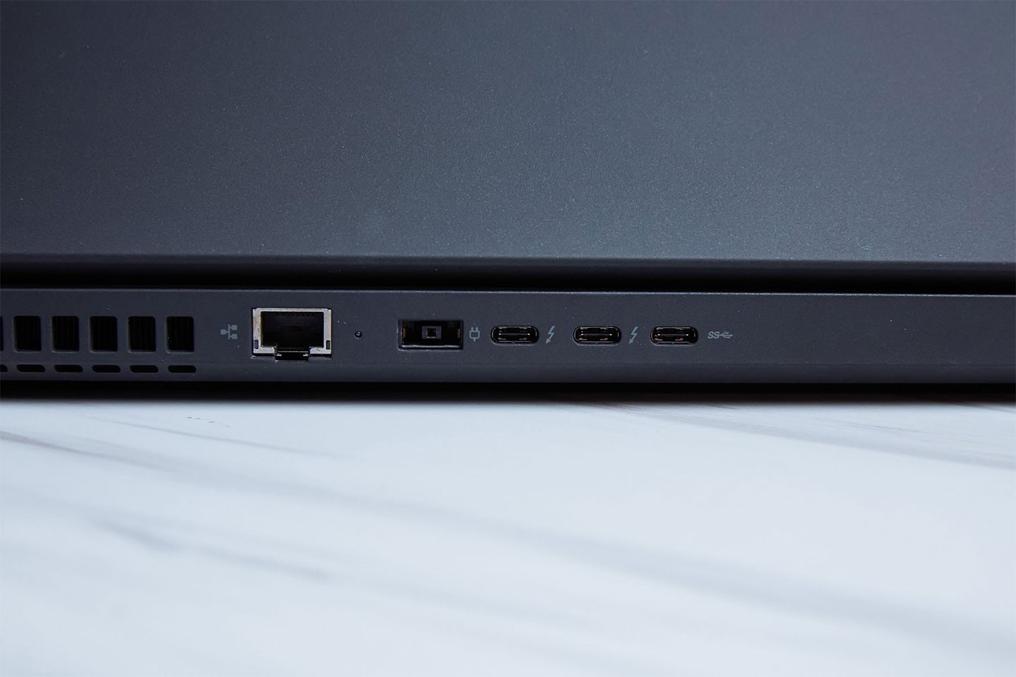 機身後側下緣還可以找到 RJ-45 網路埠、方型電源接口、兩組 Thunderbolt 4 埠以及一組 USB 3.2 Gen1 C 埠，配置上真的是相當齊全