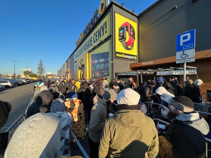 RTX 5090/5080 顯卡排隊風潮再現！ 美國DIY玩家提前三天在電腦零售店外紮營