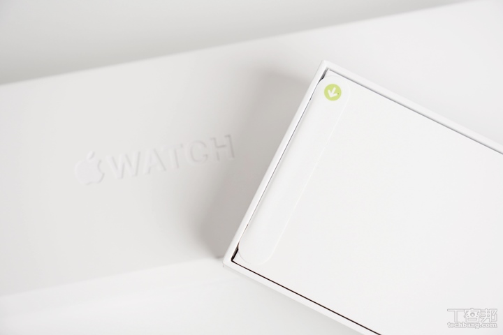 手錶本體的封膜跟 iPhone 13 一樣採用紙膠膜。