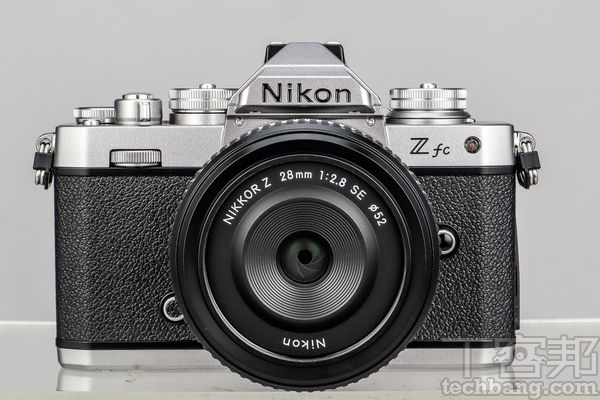 機身總覽從面可以很清楚地看出 Nikon Zfc 那似曾相的線條，包含軍艦部的輪廓、機身的蒙皮、轉盤的質感，皆力求致敬過往的底片機種，同時配的28mm f/2.8單鏡組外觀亦還原 Nikon 舊有的 AI-S 系列手動鏡。