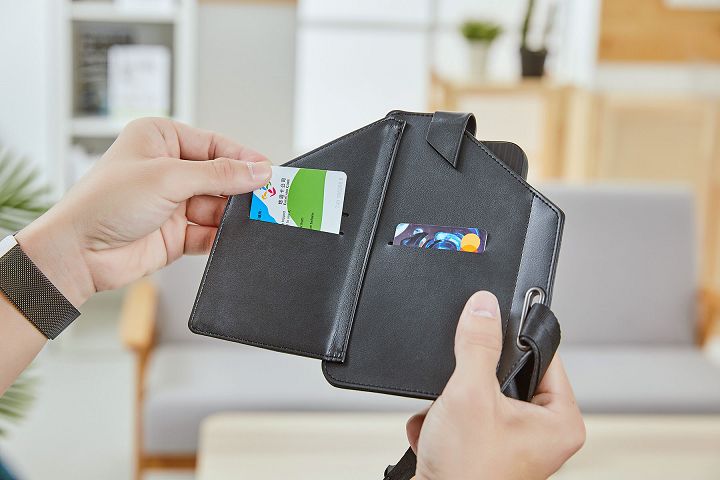 打開 Crossbody Phone Holster 的另一側，提供三個卡片槽，可放置信用卡、交通卡。