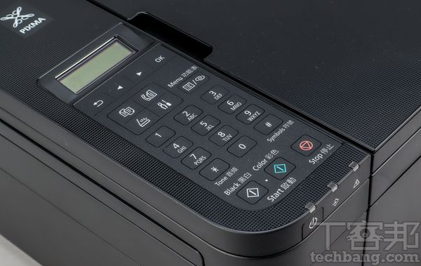 控制面板按鍵配置於機身左側，並有2行文字式 LCD 螢幕，可顯示相關作業資訊。