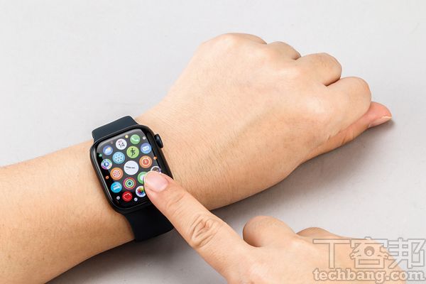 最適合 Apple Watch Series 7的使用者，當然是第一次採購 Apple Watch 的用戶，且螢幕變大，觸控操作更有感。