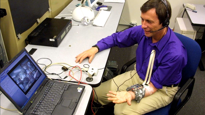  借助一個與神經系統相連的手臂植入物，凱文·沃威克可以透過網路控制遠在地球另一端的機械手。這是第一個以科名義進行的改造人實驗。