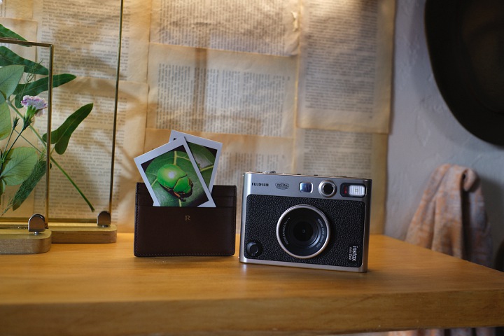 Fujifilm將數位相機與 instax印相機混和在一起，instax mini EVO 給你百種拍攝效果與復古手感