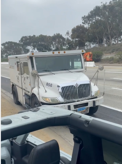 加州高速公路急封閉，原因是運鈔車意外「洩鈔」導致整條路上的司機都瘋了