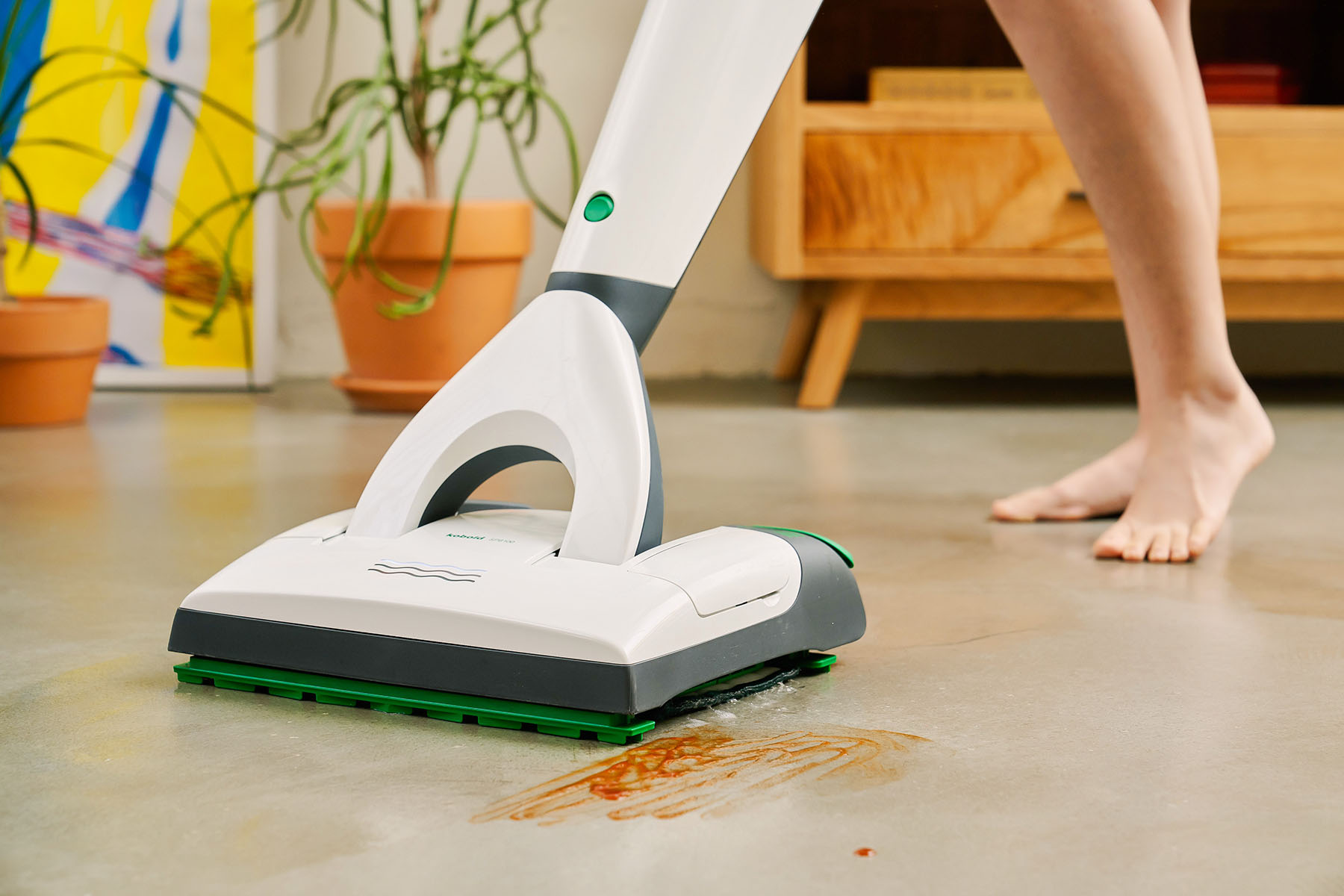 實測 SPB100 2合1 乾濕拖吸一下就能把地上的髒污清潔乾淨。
