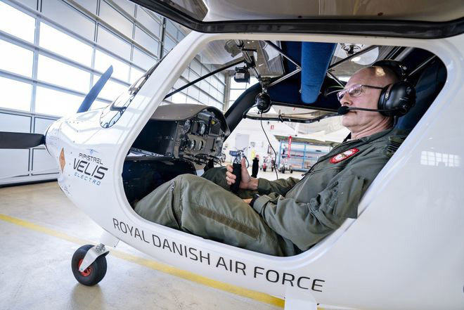 世界首個，丹麥空軍式列編電動飛機：充滿電需 45 分鐘，可飛行 30-50 分鐘