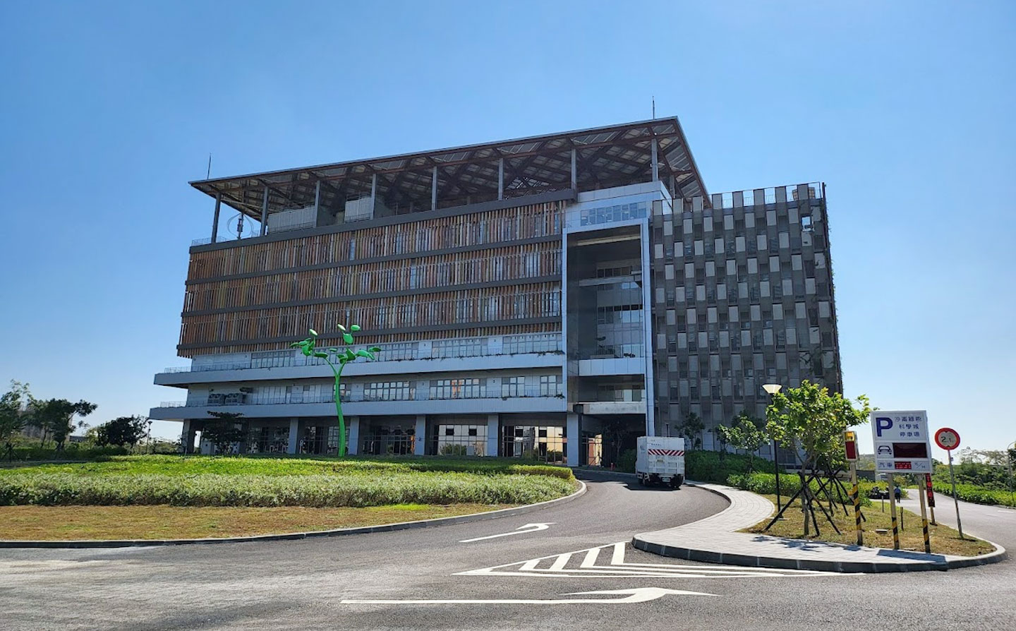 此次「2021資安駭客體驗營」南下至臺南高鐵站旁的「沙崙資安服務基地」舉行。