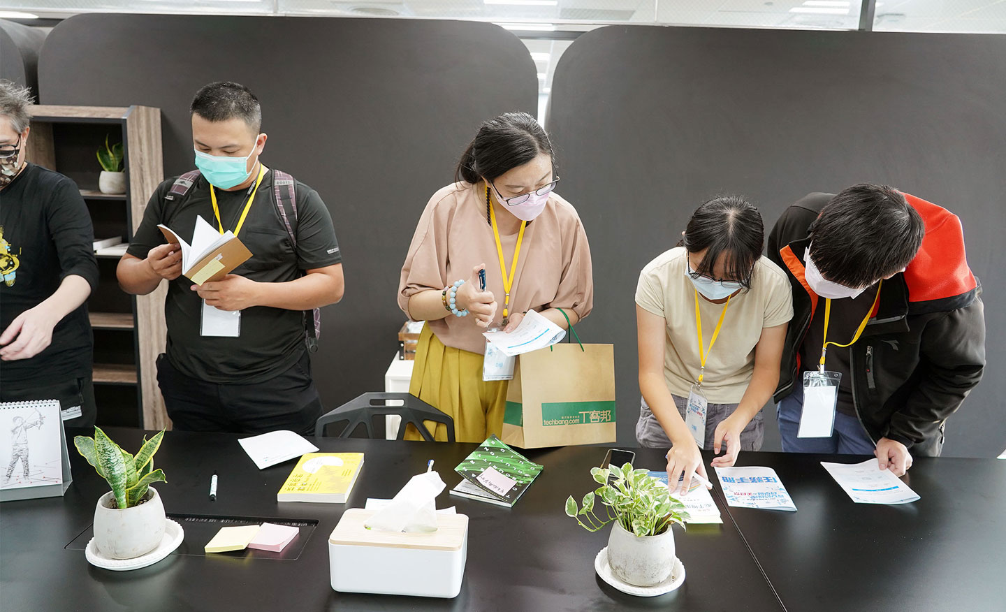 最後一關是設置在五樓會議區的「企業資訊中心」，會議桌上放著一堆筆記本、名片與便條紙，想當然爾，秘密就藏在裡頭！大家立刻展開地毯式調查！