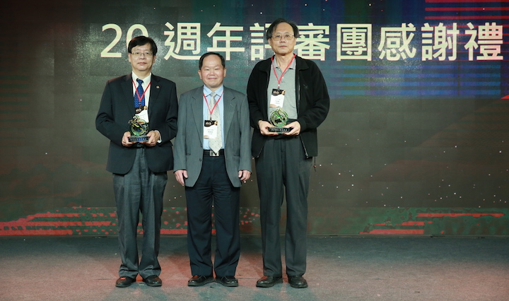 林一平教授（左）與翁金輅教授（右）獲經濟部工局周崇斌主秘（）頒發20週年評審團感謝禮，表彰兩位對通訊大賽之貢獻。